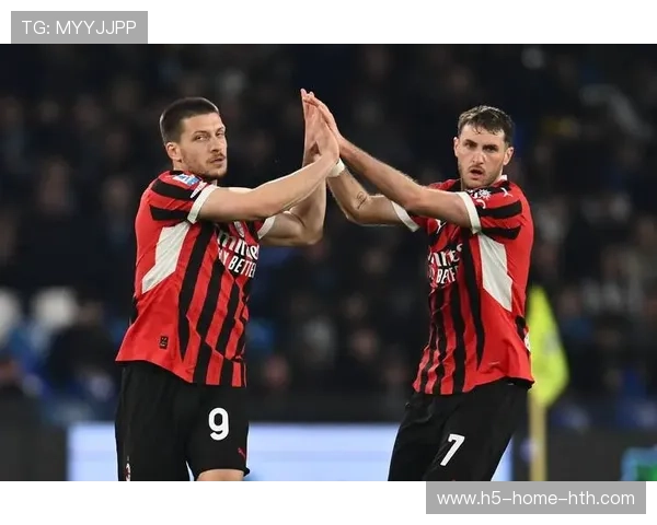 AC米兰反击速度惊人，莱奥贴地射进球门